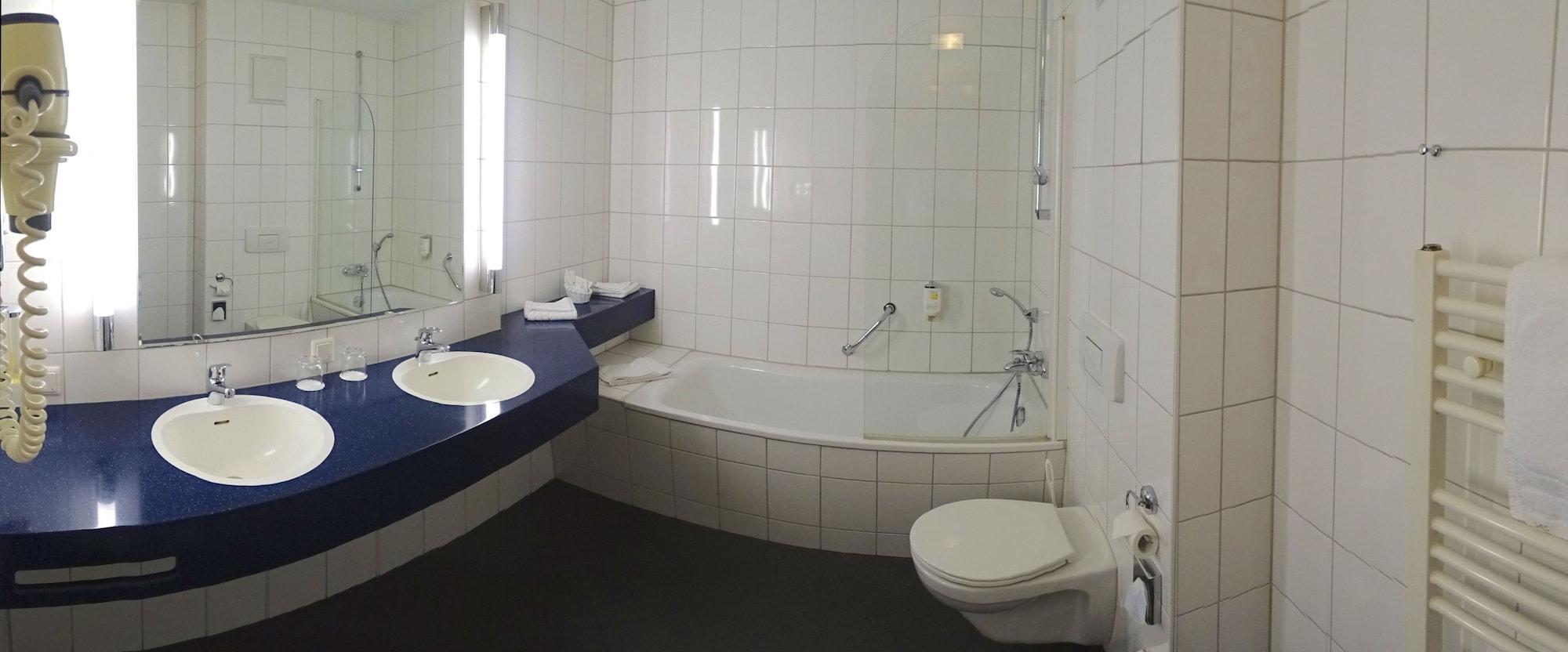 Ascot Bristol Hotel 4*