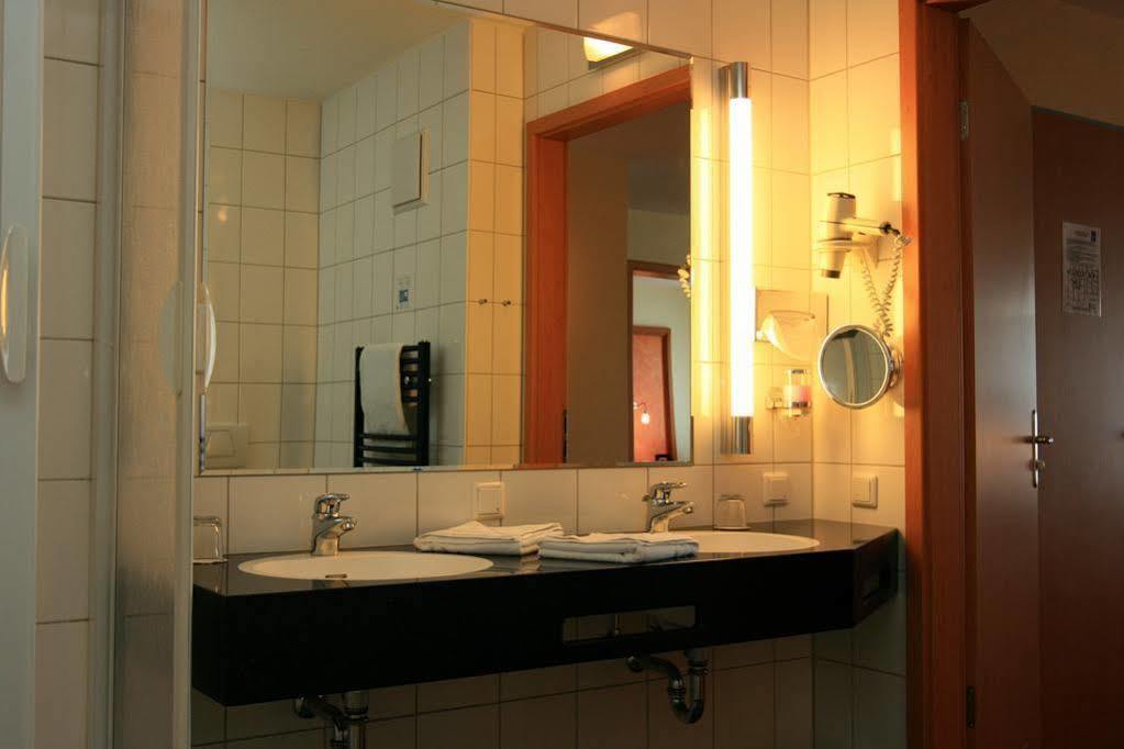 Ascot Bristol Hotel 4*